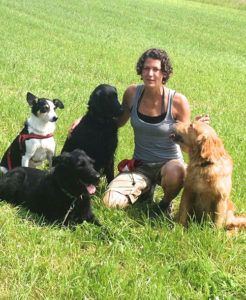 Melanie Müller en meute avec des chiens de pension