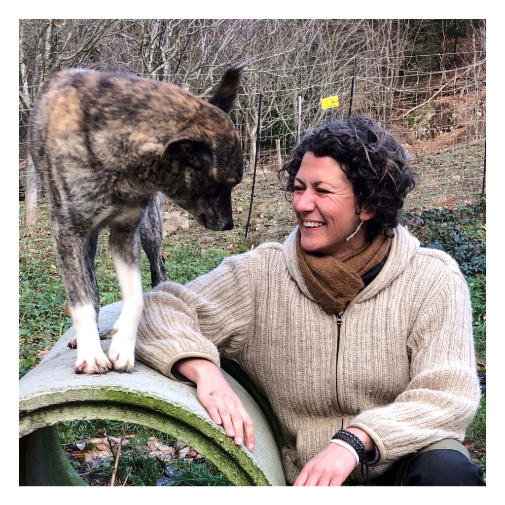Hundeverhaltenstherapeutin Melanie Müller Quine mit ihrer Leithündin Kira