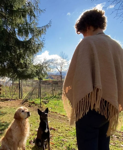 Melanie Müller Quine mit 2 Hunden die vor ihr sitzen
